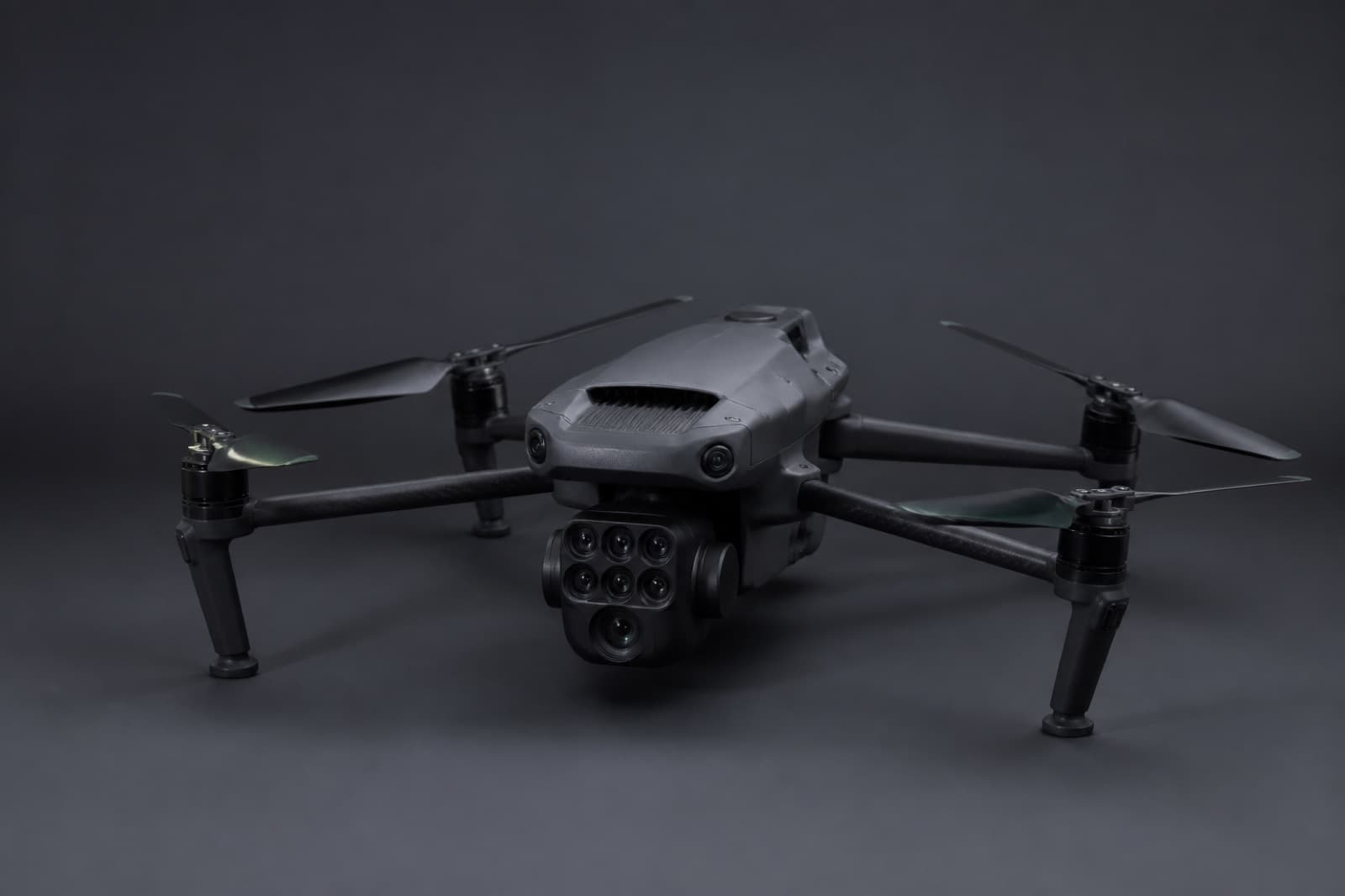 Ilustración de un dron multirrotor compacto para mapeo, presentado en un estudio neutro.